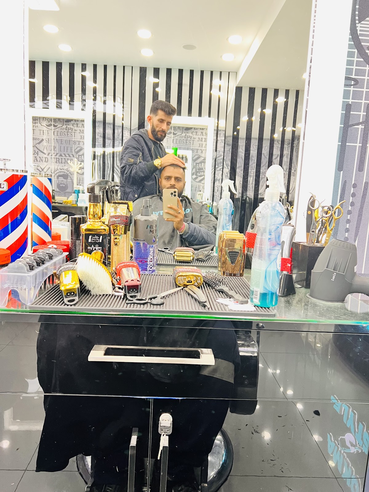 A barber finishing a cut at a Tokmastyle station